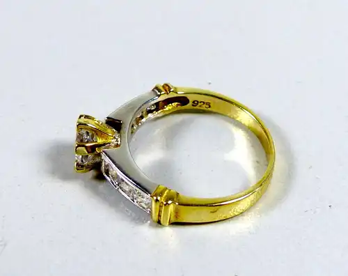 Ring aus 925 Silber vergoldet mit weißen Steinen, Gr. 57