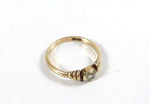 Ring aus 333 Gold  mit weißem Stein Größe 54