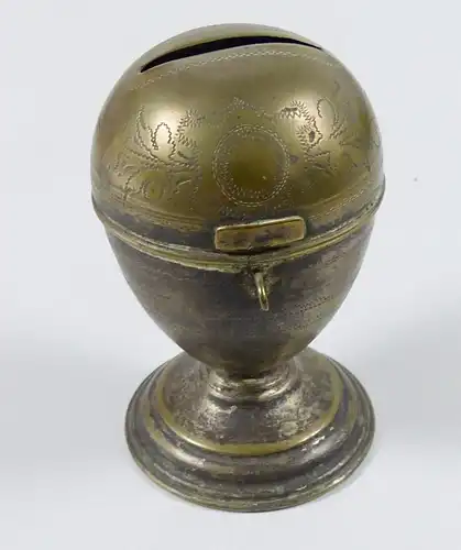 Spardose aus Messing in Form eines Pokals original alt sehr selten