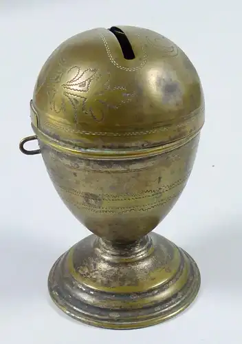 Spardose aus Messing in Form eines Pokals original alt sehr selten