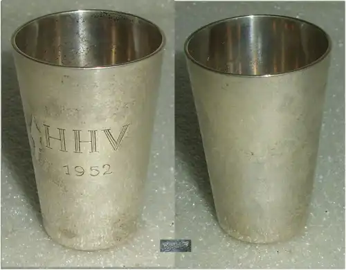 Ein toller alter Schnaps-Becher aus 835er Silber, graviert HHV 1952  (da5014)