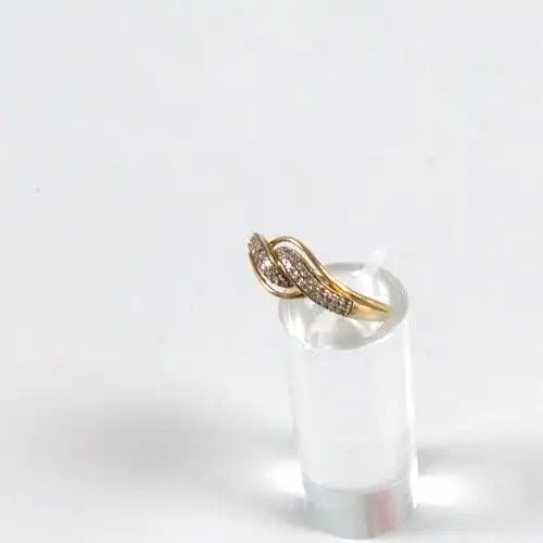 Ring aus 375 Gold mit kleinen Diamanten 0,2 ct., Gr. 66