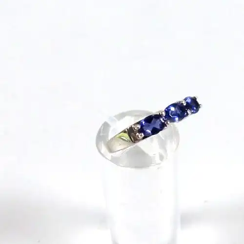 Ring aus 925 Silber mit blauen Steinen