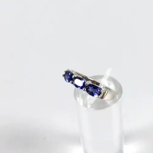 Ring aus 925 Silber mit blauen Steinen