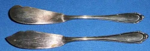 Zwei original alte Vorleger Käse- und Buttermesser 800 Silber Halbmond Krone