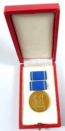 DDR Medaille für hervorragende Leistungen im Bauwesen in OVP Bartel Nr. 244 a