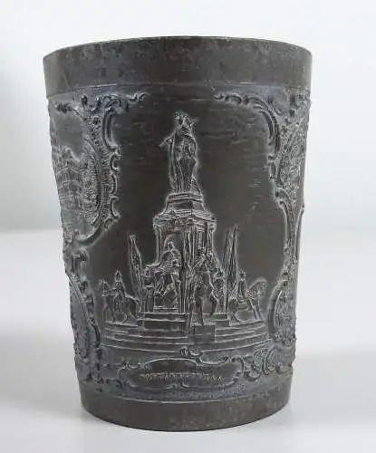 sehr alter Zinnbecher mit Ansichten von Leipzig wohl um 1900 signiert