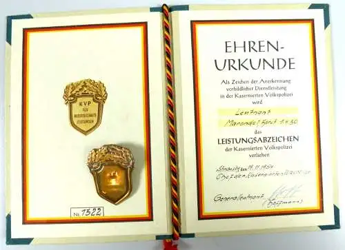 orig. Ehrenurkunde und Leistungsbzeichen der KVP Nr. 1322 Unterschrift Hoffmann