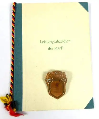 orig. Ehrenurkunde und Leistungsbzeichen der KVP Nr. 1322 Unterschrift Hoffmann