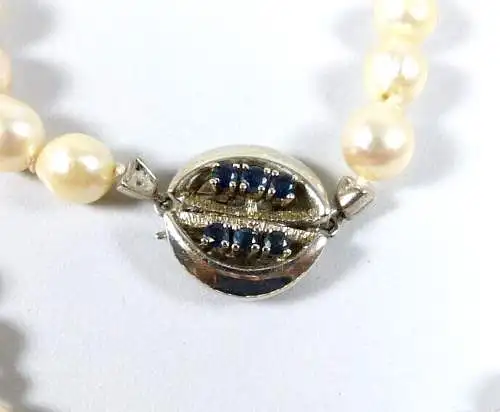 Akoya Perlenkette handgeknotet mit Schloß aus 585 Weißgold mit Saphiren 70 cm