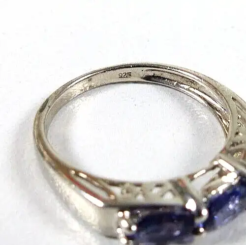 Ring aus 925 Silber mit blauen Steinen