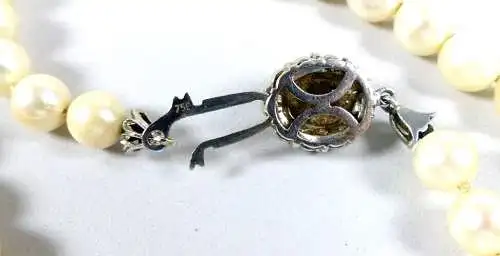 Perlen Kette mit Verschluß aus 750 Weißgold mit Perlen und Rubin