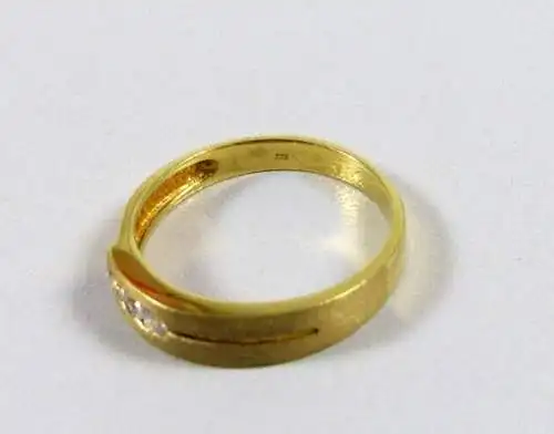 Ring aus 333 Gold  mit  weißen Steinen  Größe 56