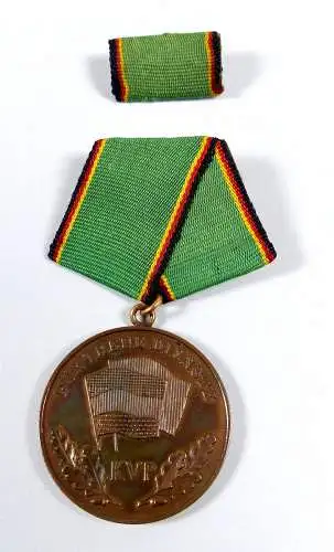 Medaille für Treue Dienste in der Kasernierten Volkspolizei 002715  Bartel 135 a