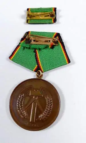 Medaille für Treue Dienste in der Kasernierten Volkspolizei 002715  Bartel 135 a