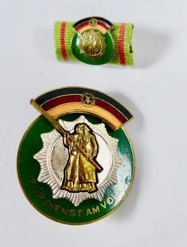 Ehrenzeichen der Deutschen Volkspolizei Fahne mit Wappen Bartel 121 c1 und c3