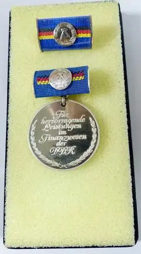 original alte Medaille DDR  Hervorragende Leistungen im Finanzwesen Bartel 292 a