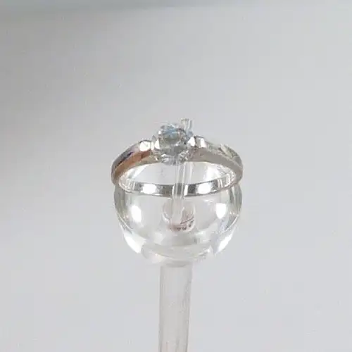 Ring aus 925 Silber mit weißem Kristall