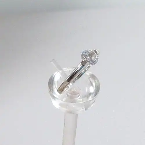Ring aus 925 Silber mit weißem Kristall