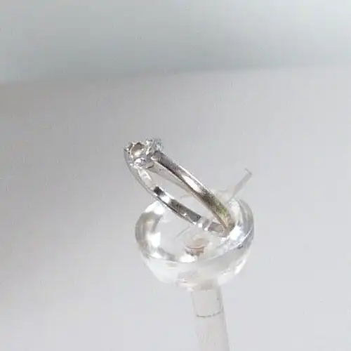 Ring aus 925 Silber mit weißem Kristall