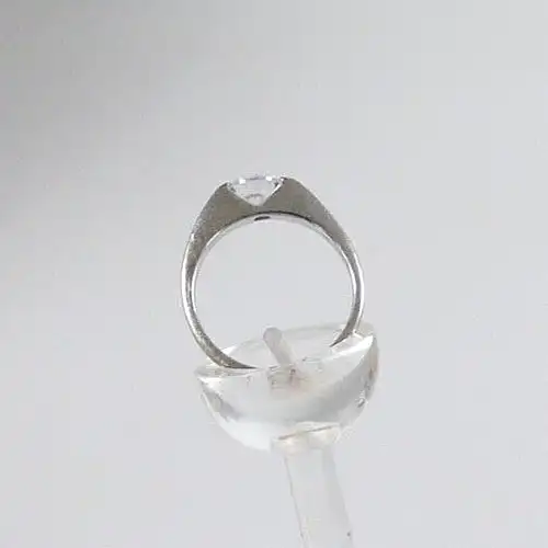 Ring aus 925 Silber mit weißem Kristall