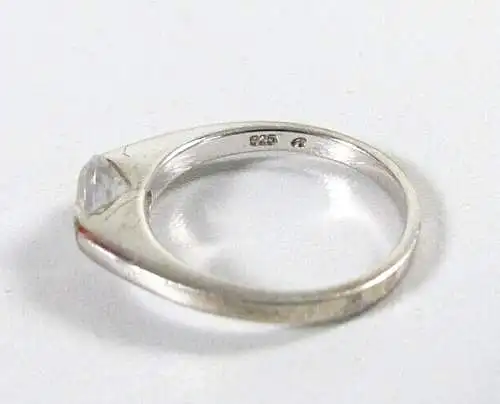 Ring aus 925 Silber mit weißem Kristall