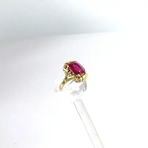 Ring aus 585 Gold mit Rubin Größe 52