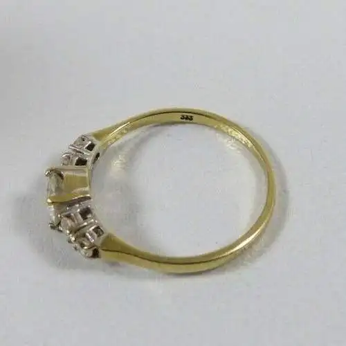 Ring aus 333 Gold mit weißen Steinen  Größe 54