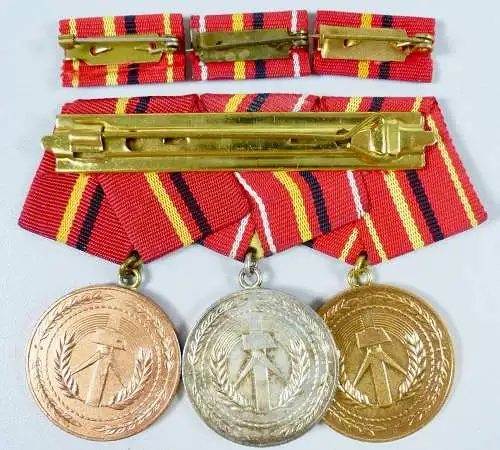 Verdienstmedaillen der Kampfgruppen Spange Gold, Silber, Bronze  (da6673)