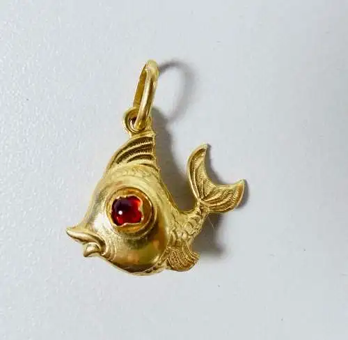 Fisch-Anhänger aus 750 Gold mit rotem Stein  (da6546)