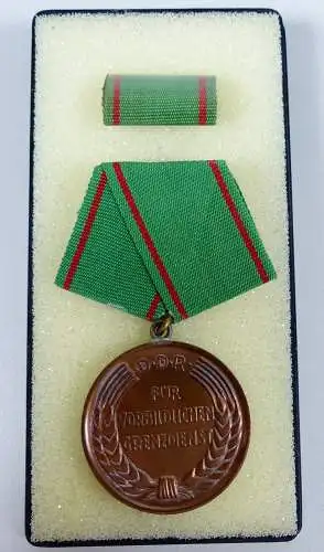 DDR Medaille für vorbildlichen Grenzdienst Nr. 4887, vgl. Bartel 132 a  (da6468)