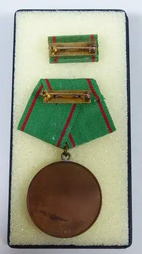 DDR Medaille für vorbildlichen Grenzdienst Nr. 4887, vgl. Bartel 132 a  (da6468)