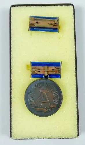 DDR Medaille für hervorragende Leistungen im Finanzwesen, Bartel 293 d  (da6431)