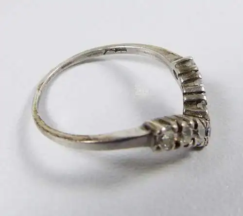 Ring aus 925 Silber mit weißen Edelsteinen, Gr. 53/Ø 16,8 mm  (da6310)