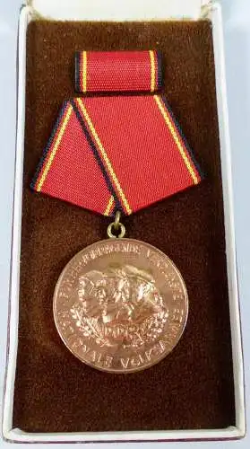 DDR Verdienstmedaille der NVA National Volksarmee in OVP Bartel 147 d (da6146)