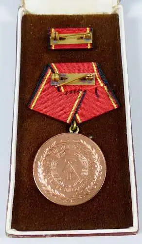 DDR Verdienstmedaille der NVA National Volksarmee in OVP Bartel 147 d (da6146)