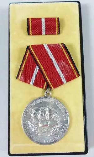 DDR Verdienstmedaille der NVA National Volksarmee Silber Bartel 146 f (da6142)
