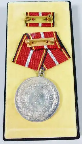 DDR Verdienstmedaille der NVA National Volksarmee Silber Bartel 146 f (da6142)