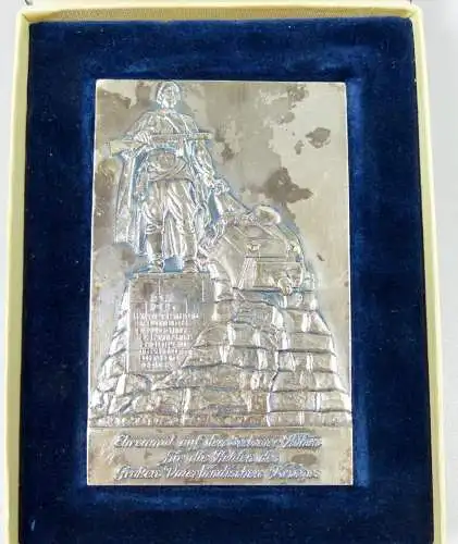 original alte Plakette Ehrenmal auf den Seelower Höhen in OVP  (da6046)