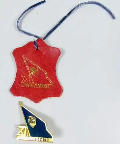 2 originale Abzeichen XI. Parlament der FDJ 1 x Leder sehr selten  (da6033)