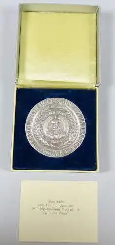 DDR Ehrenmedaille Wilhelm Pick überreicht vom Kommandeur  (da6027)