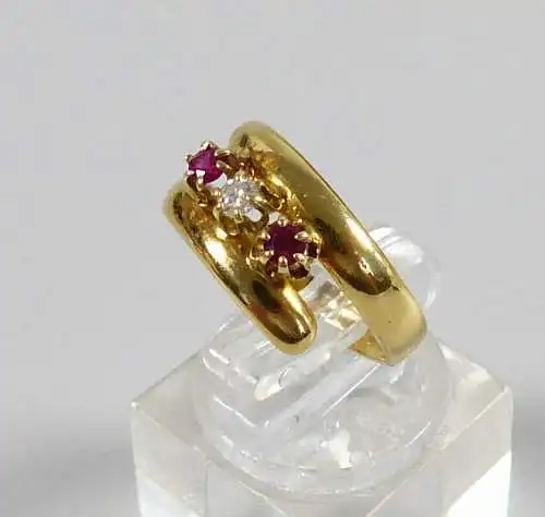 Ring aus 900 Gelbgold mit Diamant und 2 Rubinen, Gr. 53/Ø 16,8 mm  (da5622)