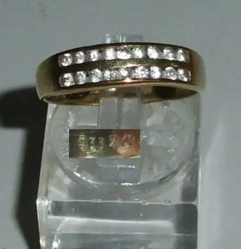 Ring aus 333 Gold mit weißen Steinen