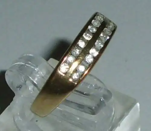 Ring aus 333 Gold mit weißen Steinen