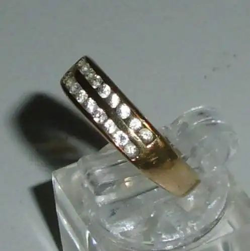 Ring aus 333 Gold mit weißen Steinen