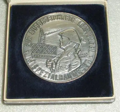 Medaille NVA "Für ausgezeichnete Leistungen im Spezialbauwesen" in OVP (da3934)