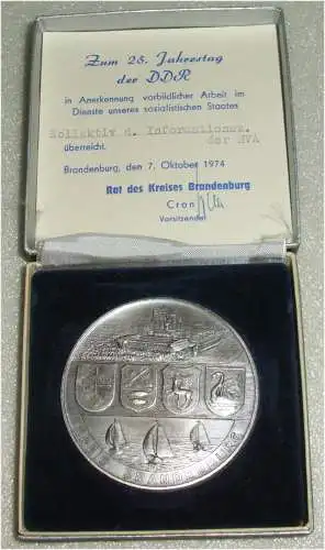 DDR Medaille zum 25. Jahrestag der DDR mit Urkunde  in OVP (da3309)