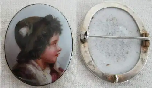 Fein gearbeitete Brosche mit Bild Junge, Gründerzeit     (c4914)