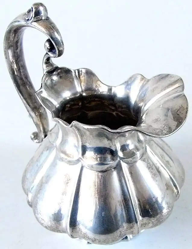 Alter Rahmgießer Sahnekännchen Milchkännchen mit alten Punzen in 750  Silber 2