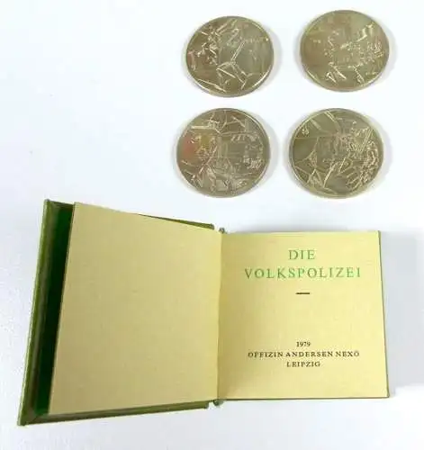 DDR Minibuch und 4 Medaillen Volkspolizei in OVP als Kassette